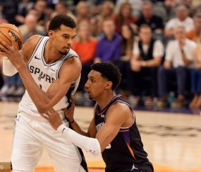 布克28分文班亚马9+9 太阳送马刺赛季首败